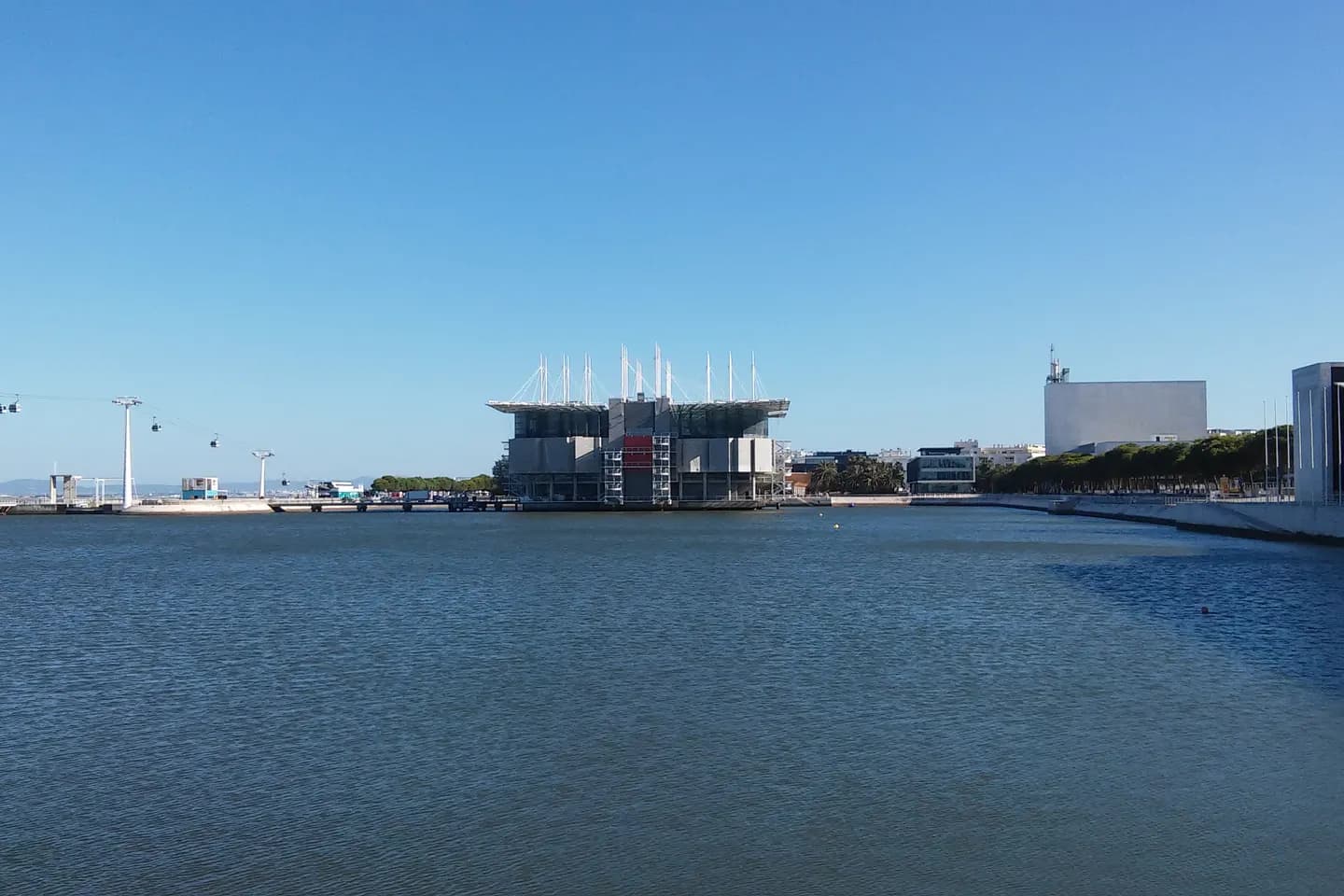 Vista do Oceanário de Lisboa sobre a água.